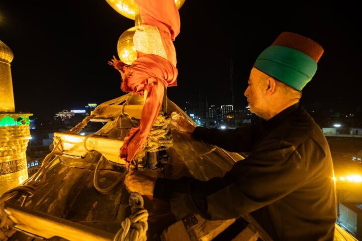 عکس خبری | غبارروبی گنبد طلای حرم امام حسین(ع) در آستانه محرم