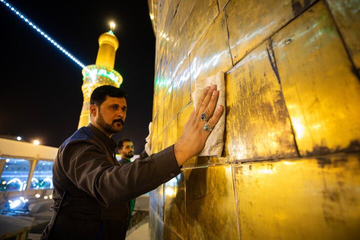 عکس خبری | غبارروبی گنبد طلای حرم امام حسین(ع) در آستانه محرم
