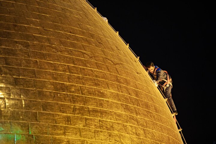 عکس خبری | غبارروبی گنبد طلای حرم امام حسین(ع) در آستانه محرم