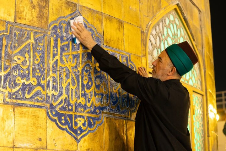 عکس خبری | غبارروبی گنبد طلای حرم امام حسین(ع) در آستانه محرم