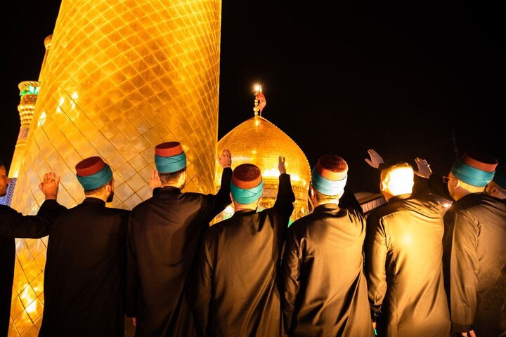 عکس خبری | غبارروبی گنبد طلای حرم امام حسین(ع) در آستانه محرم