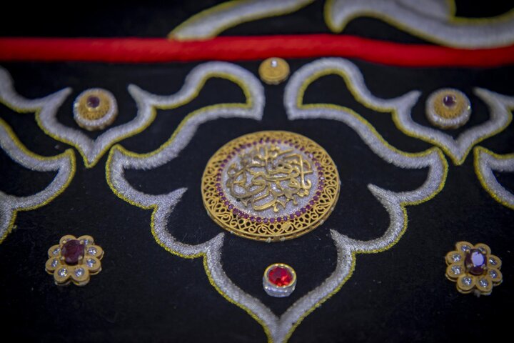 تقرير مصور/ تهيئة كسوتي ضريح وشباك مرقد أبي الفضل العباس (عليه السلام)