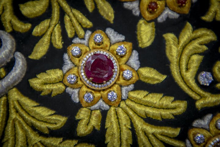 تقرير مصور/ تهيئة كسوتي ضريح وشباك مرقد أبي الفضل العباس (عليه السلام)