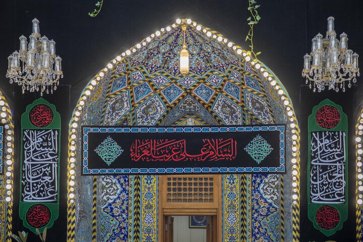 نشر لافتات الحزن في صحن مرقد أبي الفضل العباس (عليه السلام)