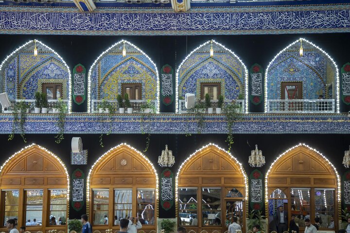 نشر لافتات الحزن في صحن مرقد أبي الفضل العباس (عليه السلام)