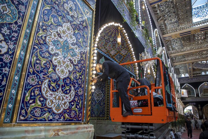 نشر لافتات الحزن في صحن مرقد أبي الفضل العباس (عليه السلام)
