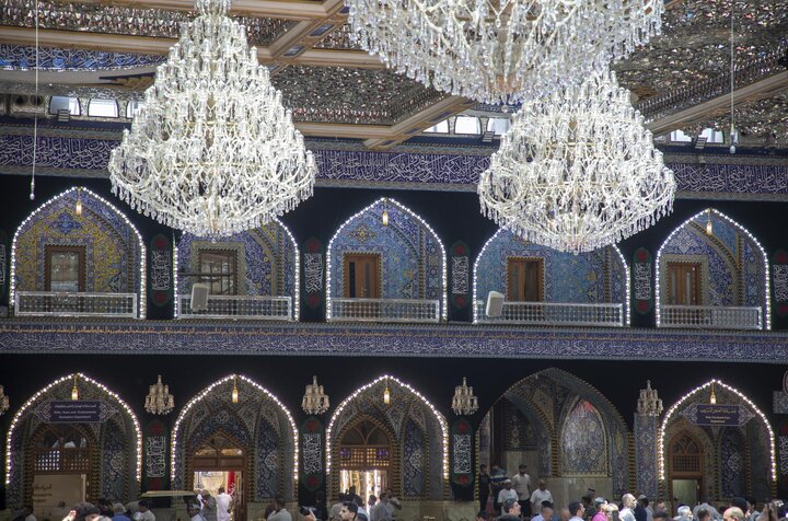 نشر لافتات الحزن في صحن مرقد أبي الفضل العباس (عليه السلام)