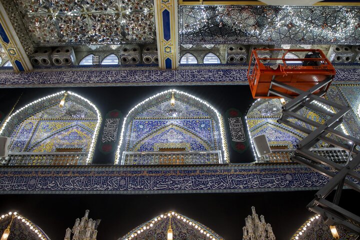 نشر لافتات الحزن في صحن مرقد أبي الفضل العباس (عليه السلام)