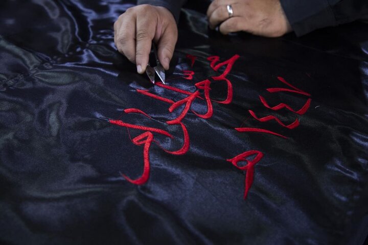 إنهاء خياطة راية قبة مرقد أبي الفضل العباس (عليه السلام)