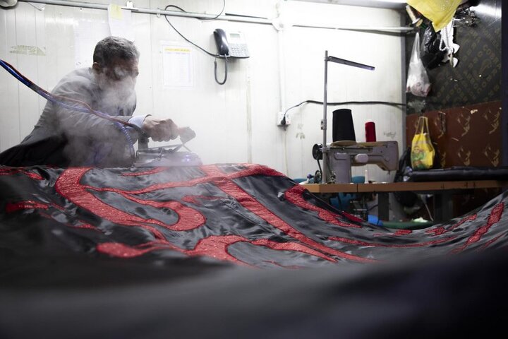 إنهاء خياطة راية قبة مرقد أبي الفضل العباس (عليه السلام)