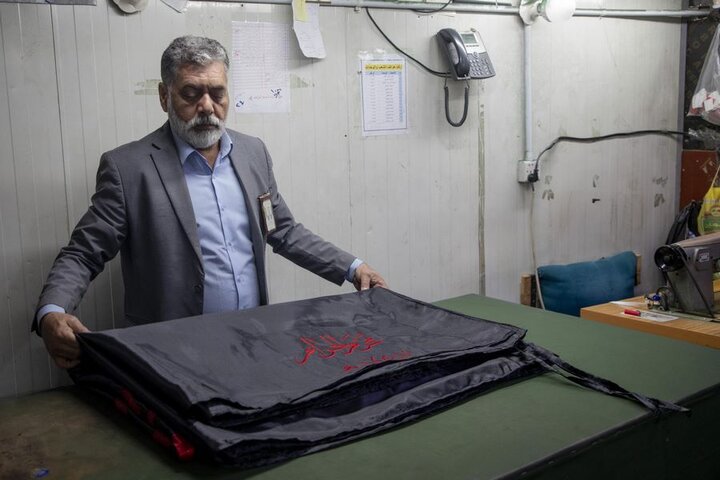 إنهاء خياطة راية قبة مرقد أبي الفضل العباس (عليه السلام)