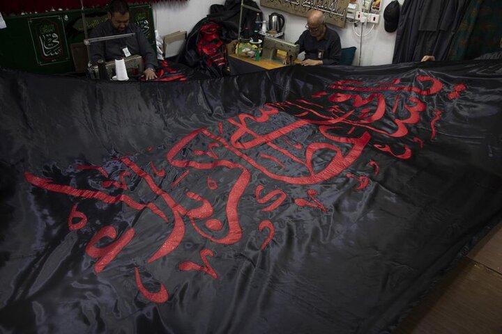 إنهاء خياطة راية قبة مرقد أبي الفضل العباس (عليه السلام)