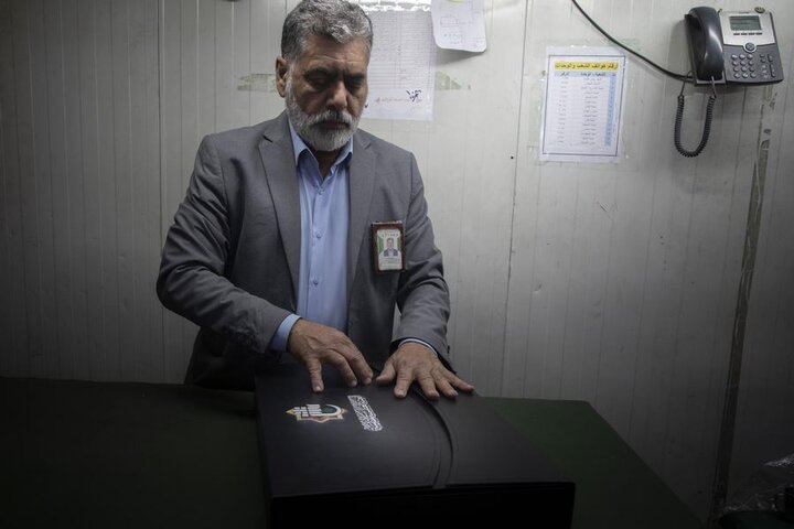 إنهاء خياطة راية قبة مرقد أبي الفضل العباس (عليه السلام)