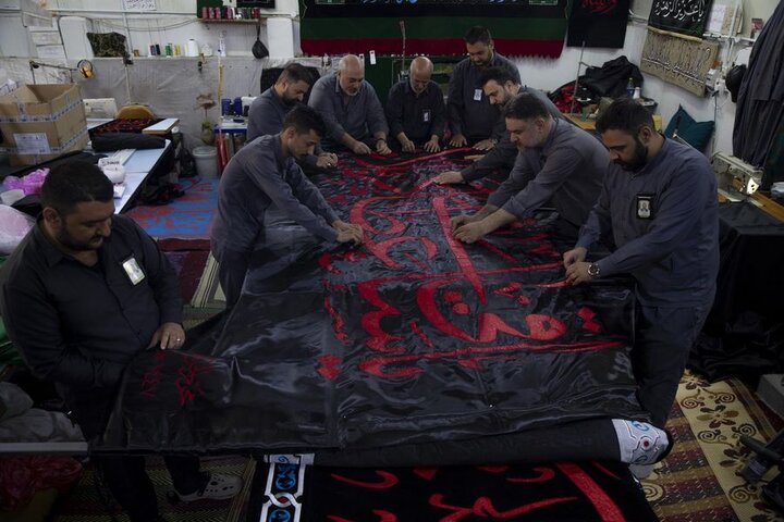 إنهاء خياطة راية قبة مرقد أبي الفضل العباس (عليه السلام)