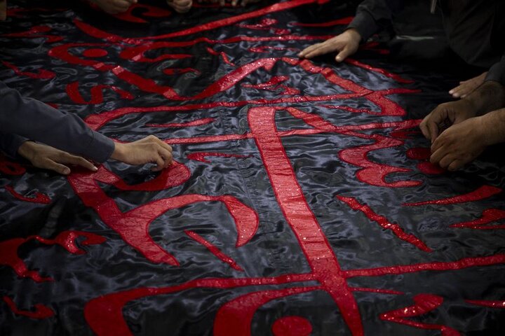 إنهاء خياطة راية قبة مرقد أبي الفضل العباس (عليه السلام)