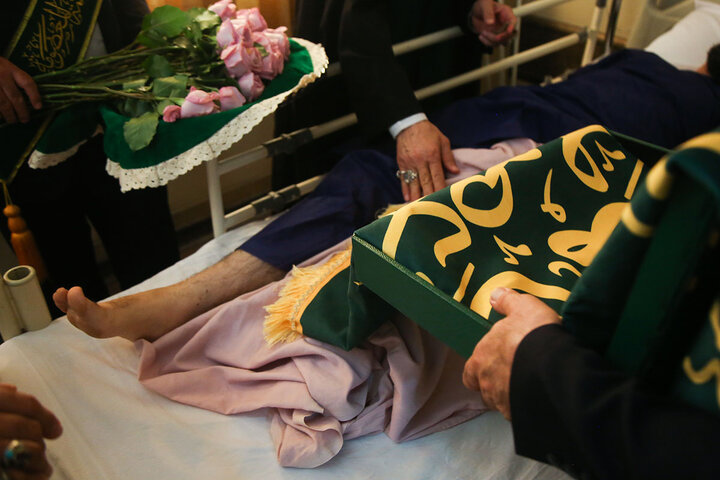 گزارش تصویری؛عیادت خادمان حرم کریمه اهل بیت(س) از مجروحان حملات رژیم صهیونیستی