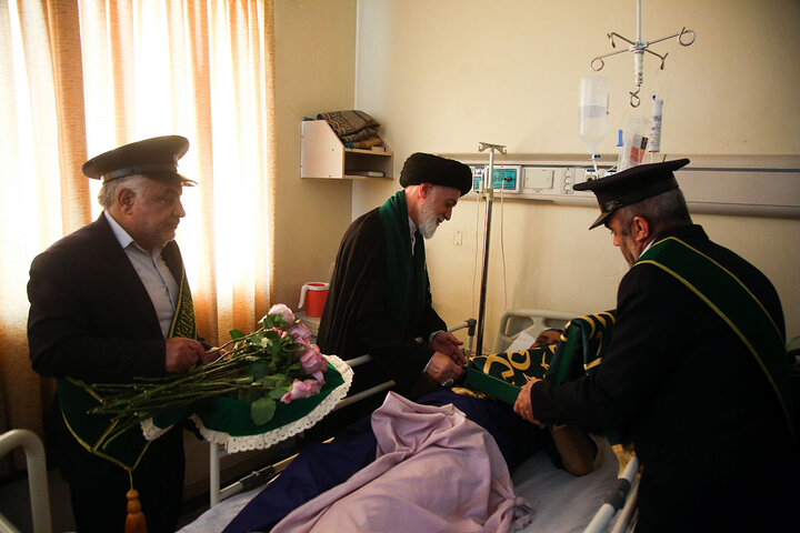 گزارش تصویری؛عیادت خادمان حرم کریمه اهل بیت(س) از مجروحان حملات رژیم صهیونیستی