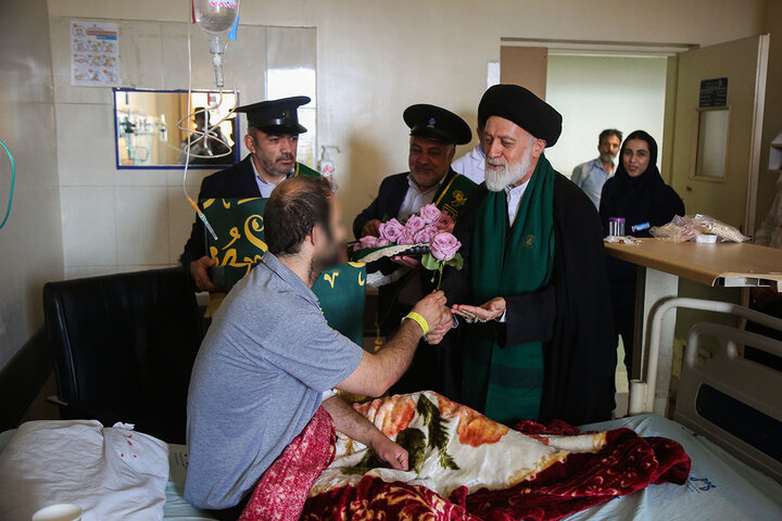 گزارش تصویری؛عیادت خادمان حرم کریمه اهل بیت(س) از مجروحان حملات رژیم صهیونیستی