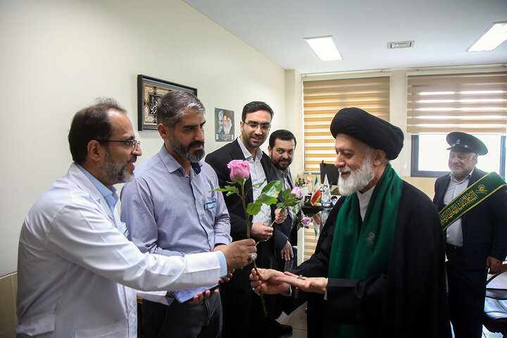 گزارش تصویری؛عیادت خادمان حرم کریمه اهل بیت(س) از مجروحان حملات رژیم صهیونیستی