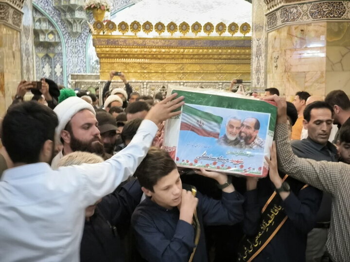 گزارش تصویری | طواف خادم شهید بر گرد ضریح مطهر بانوی کرامت