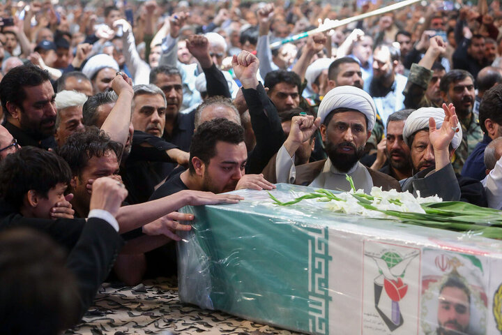 تقرير مصور/ مراسم تشييع ودفن لشهداء الوطن في حرم الإمام الرضا (ع) بمدينة مشهد