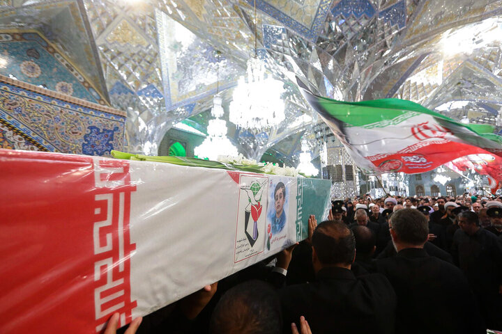 تقرير مصور/ مراسم تشييع ودفن لشهداء الوطن في حرم الإمام الرضا (ع) بمدينة مشهد