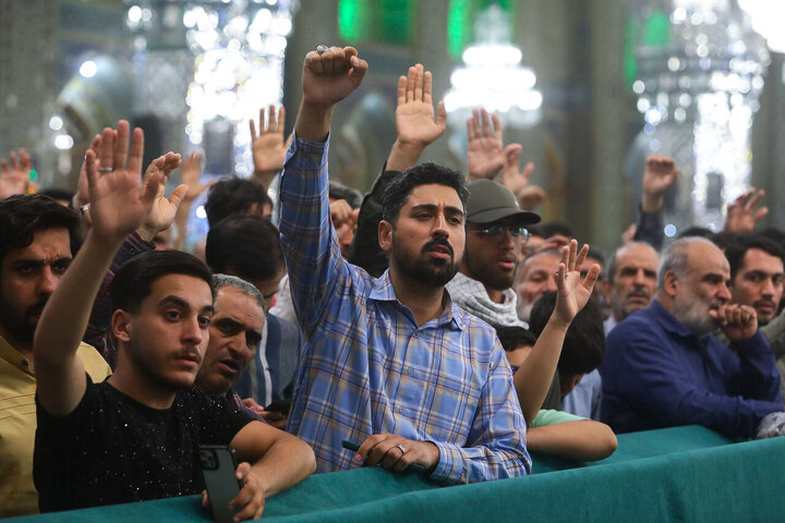 تقرير مصور/ مراسم تشييع ودفن لشهداء الوطن في حرم الإمام الرضا (ع) بمدينة مشهد