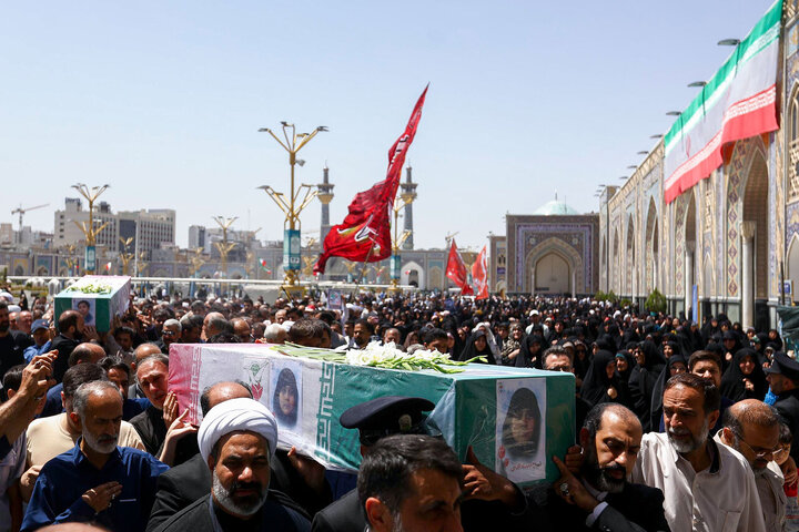 تقرير مصور/ مراسم تشييع ودفن لشهداء الوطن في حرم الإمام الرضا (ع) بمدينة مشهد