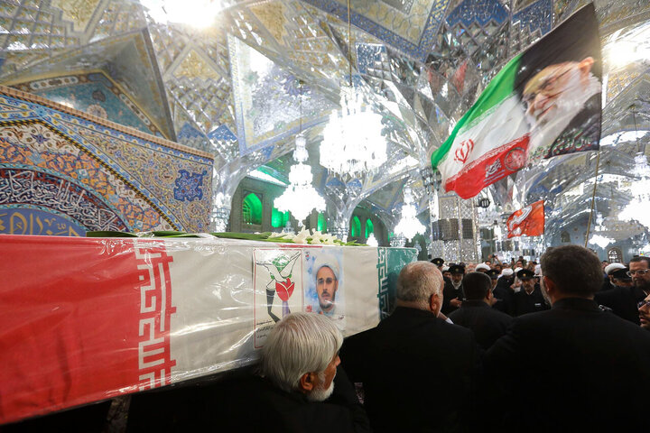 تقرير مصور/ مراسم تشييع ودفن لشهداء الوطن في حرم الإمام الرضا (ع) بمدينة مشهد