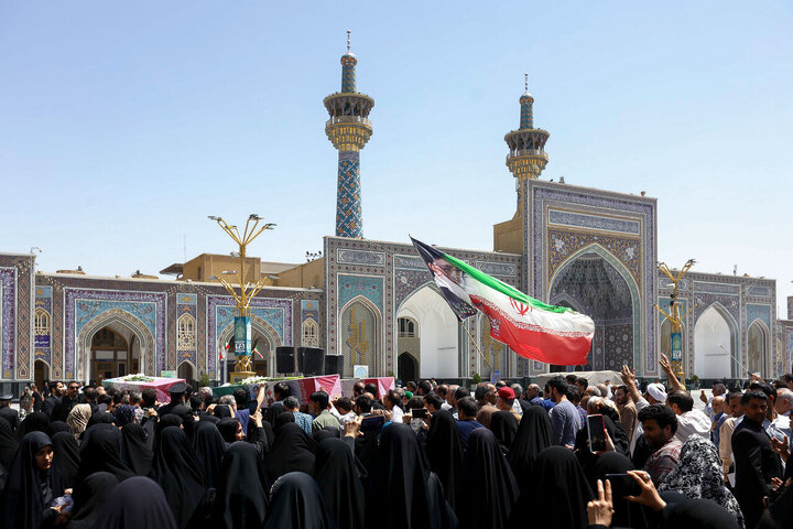 تقرير مصور/ مراسم تشييع ودفن لشهداء الوطن في حرم الإمام الرضا (ع) بمدينة مشهد