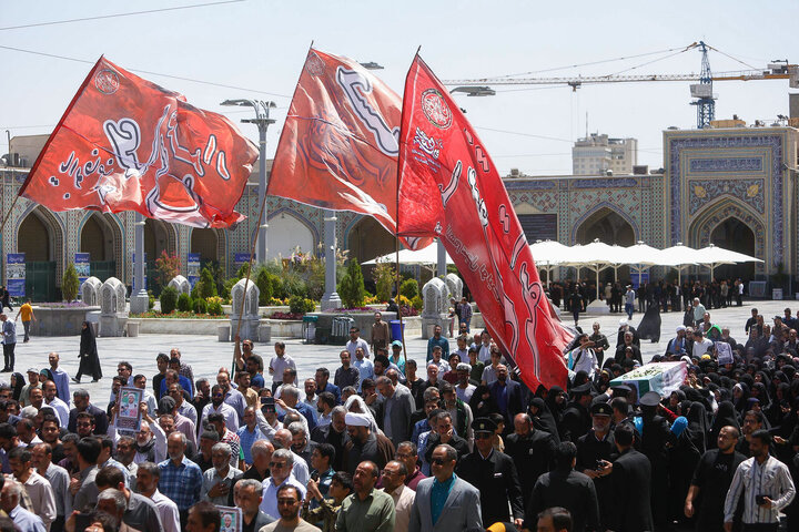 تقرير مصور/ مراسم تشييع ودفن لشهداء الوطن في حرم الإمام الرضا (ع) بمدينة مشهد
