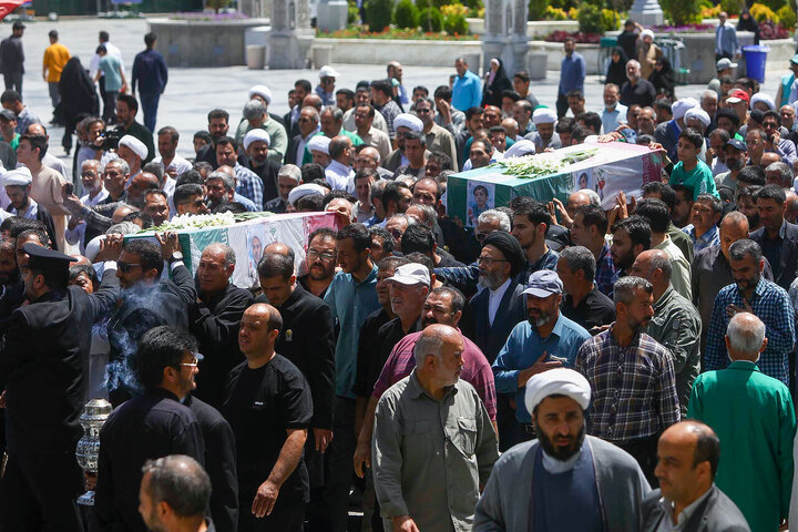 تقرير مصور/ مراسم تشييع ودفن لشهداء الوطن في حرم الإمام الرضا (ع) بمدينة مشهد