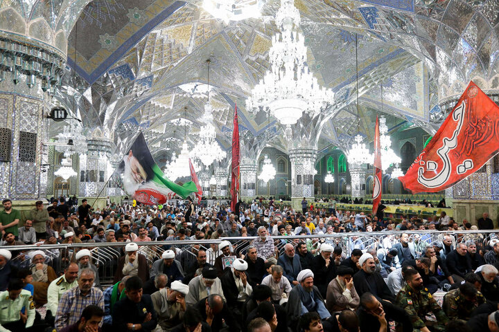 تقرير مصور/ مراسم تشييع ودفن لشهداء الوطن في حرم الإمام الرضا (ع) بمدينة مشهد