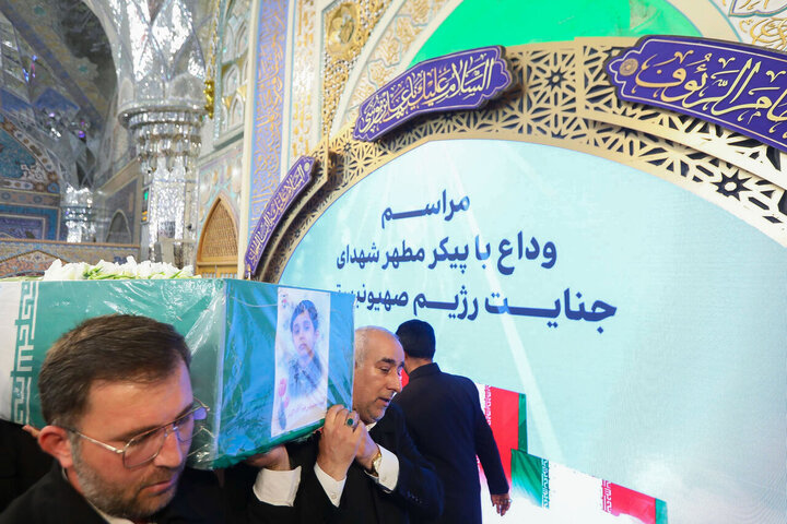 تقرير مصور/ مراسم تشييع ودفن لشهداء الوطن في حرم الإمام الرضا (ع) بمدينة مشهد