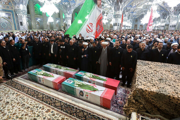 تقرير مصور/ مراسم تشييع ودفن لشهداء الوطن في حرم الإمام الرضا (ع) بمدينة مشهد