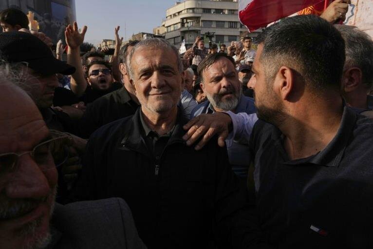 بزشكيان يشكر قوات الأمن على جهودهم لحماية أمن البلاد على مدار الساعة