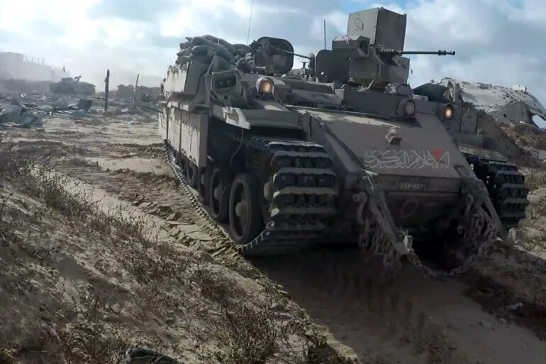 فيديو | مقاوم فلسطيني واحد يفجر ناقلة صهيونية ويقتل من فيها