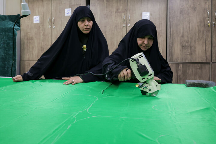 تقرير مصور/ ورشة خياطة ملابس الأطفال الرُضّع الحسینیین