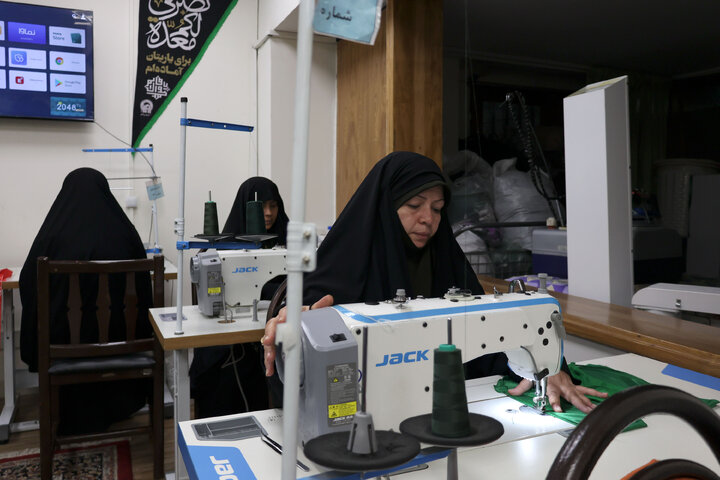 تقرير مصور/ ورشة خياطة ملابس الأطفال الرُضّع الحسینیین