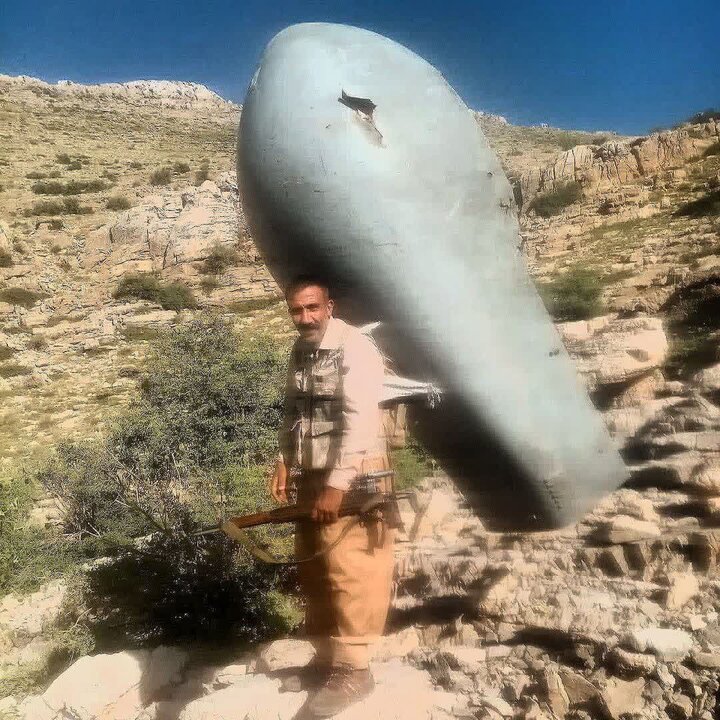 تقرير مصور/ قروي يعثر على حطام طائرة "هيرمس الصهيونية التي أسقطها الحرس الثوري في خرم آباد