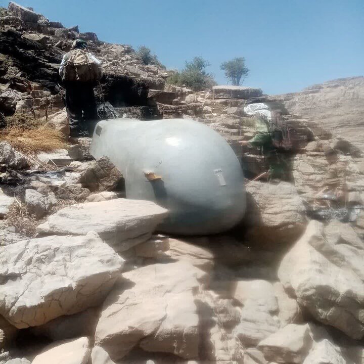 تقرير مصور/ قروي يعثر على حطام طائرة "هيرمس الصهيونية التي أسقطها الحرس الثوري في خرم آباد