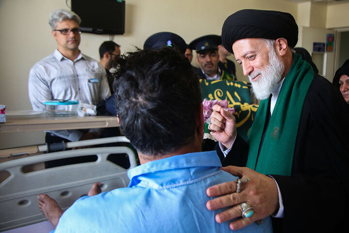 تقرير مصور/ خدام العتبة المعصومية المقدسة يعودون جرحى العدوان الصهيوني الغاشم في قم