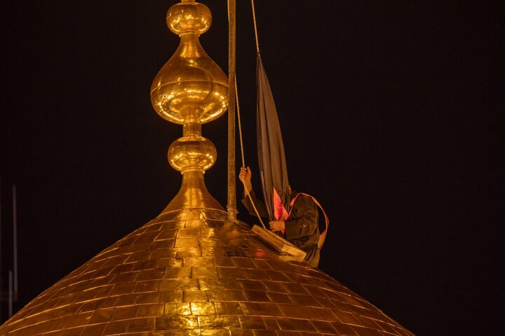 استبدال راية قبة مرقد الإمام الحسين (عليه السلام) إيذانًا بقدوم شهر المحرّم