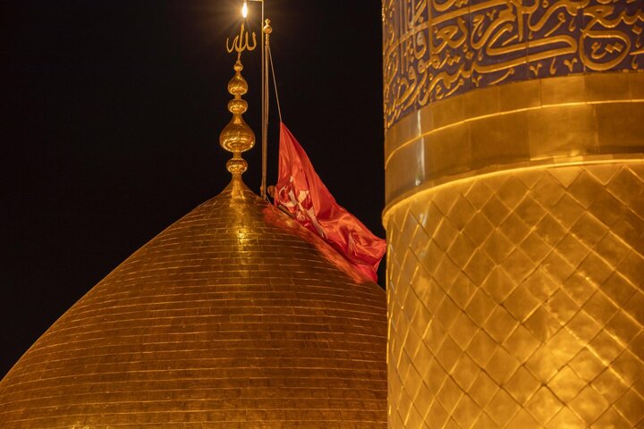 استبدال راية قبة مرقد الإمام الحسين (عليه السلام) إيذانًا بقدوم شهر المحرّم