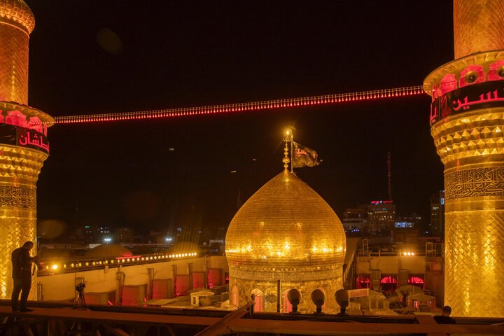 استبدال راية قبة مرقد الإمام الحسين (عليه السلام) إيذانًا بقدوم شهر المحرّم