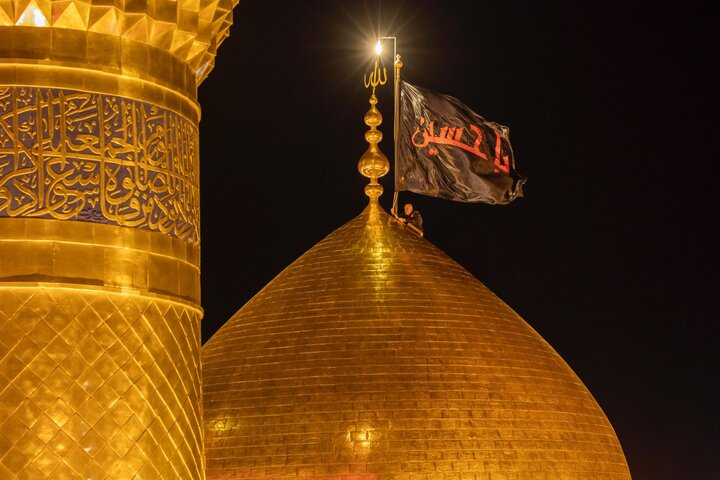 استبدال راية قبة مرقد الإمام الحسين (عليه السلام) إيذانًا بقدوم شهر المحرّم