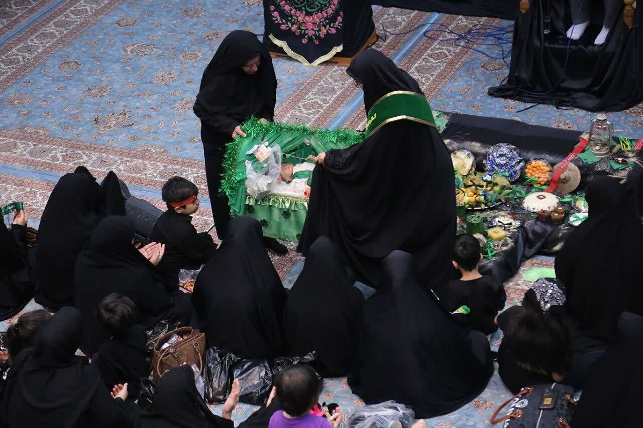 "Merasîmên Şîrxwarên Hûseynî li Mêdiyeya Sine (Senendec) şînê şev û evîna dildarî ya diyayî."