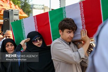 بەڕێ کردنی تەرمی شەهیدانی هێرشەکانی ئیسرائیل لە سەرتاسەری ئێران