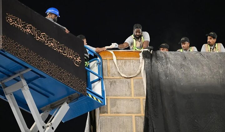 Photos: Changing Kaaba Kiswah to mark beginning of new Hijri year