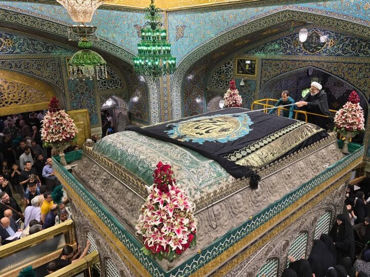 تقرير مصور/ تبدیل کسوة الروضة الرضویة المنورة بمناسبة حلول شهر المحرم